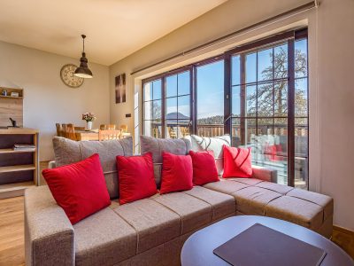 Moderní obývací místnost s velkou vybavenou kuchyní a posezením, Resort Mezná